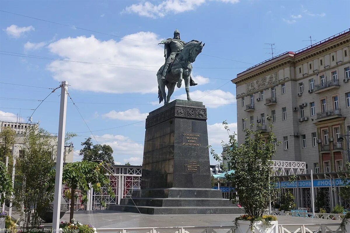 Где памятник. Памятник Юрию Долгорукому в Москве. Памятник Юрию Долгорукому на Тверской площади в Москве. Памятник Юрию Долгорукому Тверская. Орлов памятник Юрию Долгорукому.