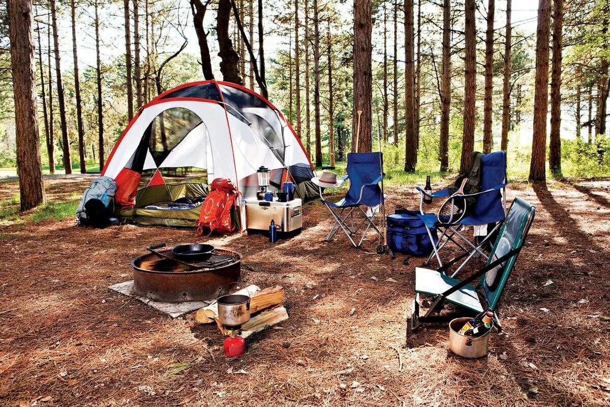 Camping outdoor. Палатка на природе. Туристическое снаряжение. Снаряжение для кемпинга. Туризм с палатками.