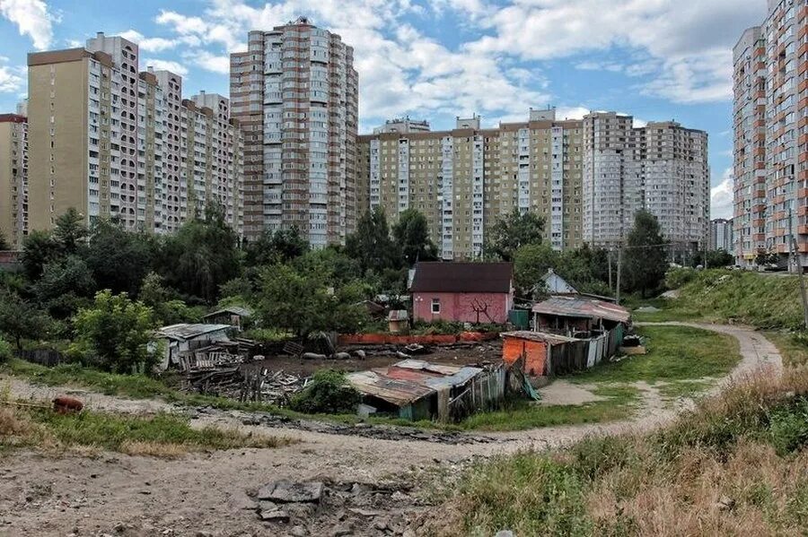 Середина 9 х. Позняки Киев свинарник. Позняки Киев трущобы. Свинарник на Позняках. Частный дом среди многоэтажек.