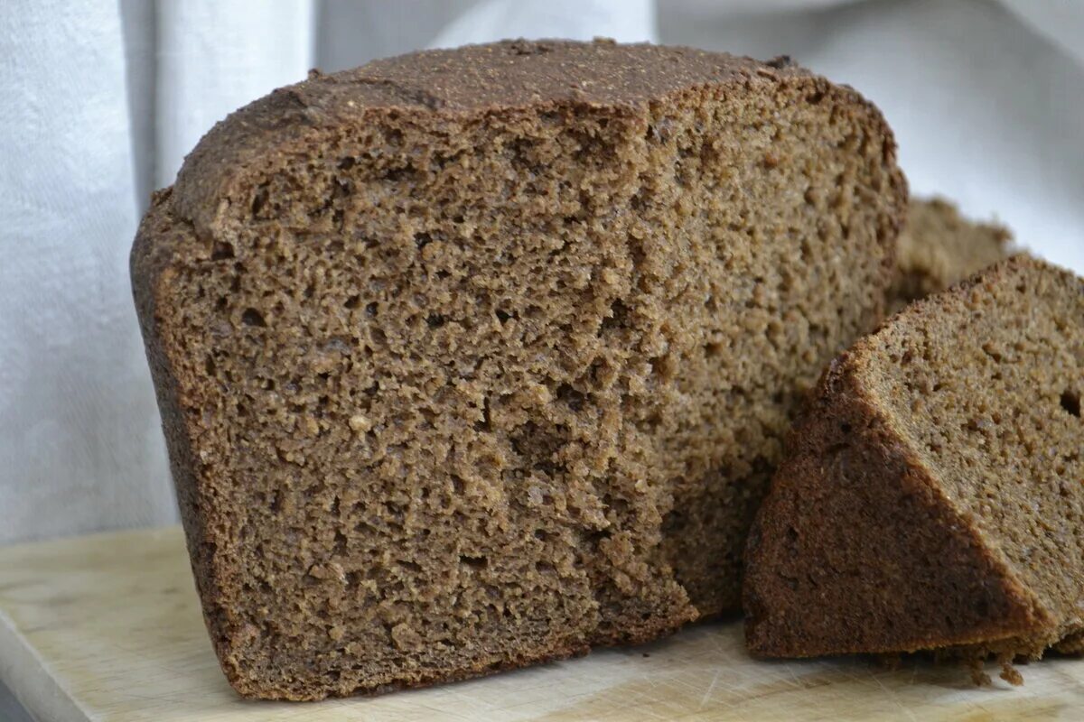 Ржаной хлеб. Ржаной хлеб на закваске. Хлеб ржаной с солодом. Черный хлеб на закваске. Печь хлеб из ржаной муки