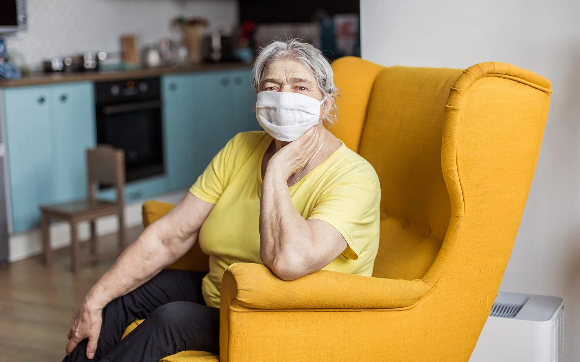 Лица страдающие хроническими заболеваниями. Пожилые люди в масках. Пенсионерка в медицинской маске.