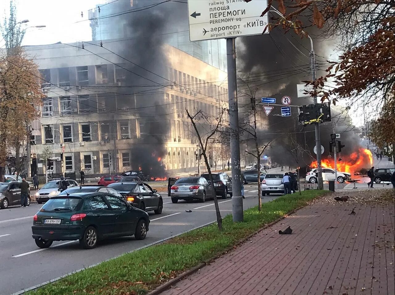 25 октября на левом. Пожар в здании. Здание СБУ В Киеве разбомбили. Взрыв здания.