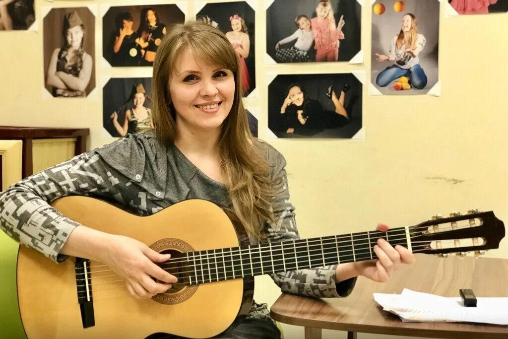 Школа электрогитара. Школа на арбате. Музыкальная школа 73 москва гитарист. Музыкальный кружок. Кружок игры на гитаре.
