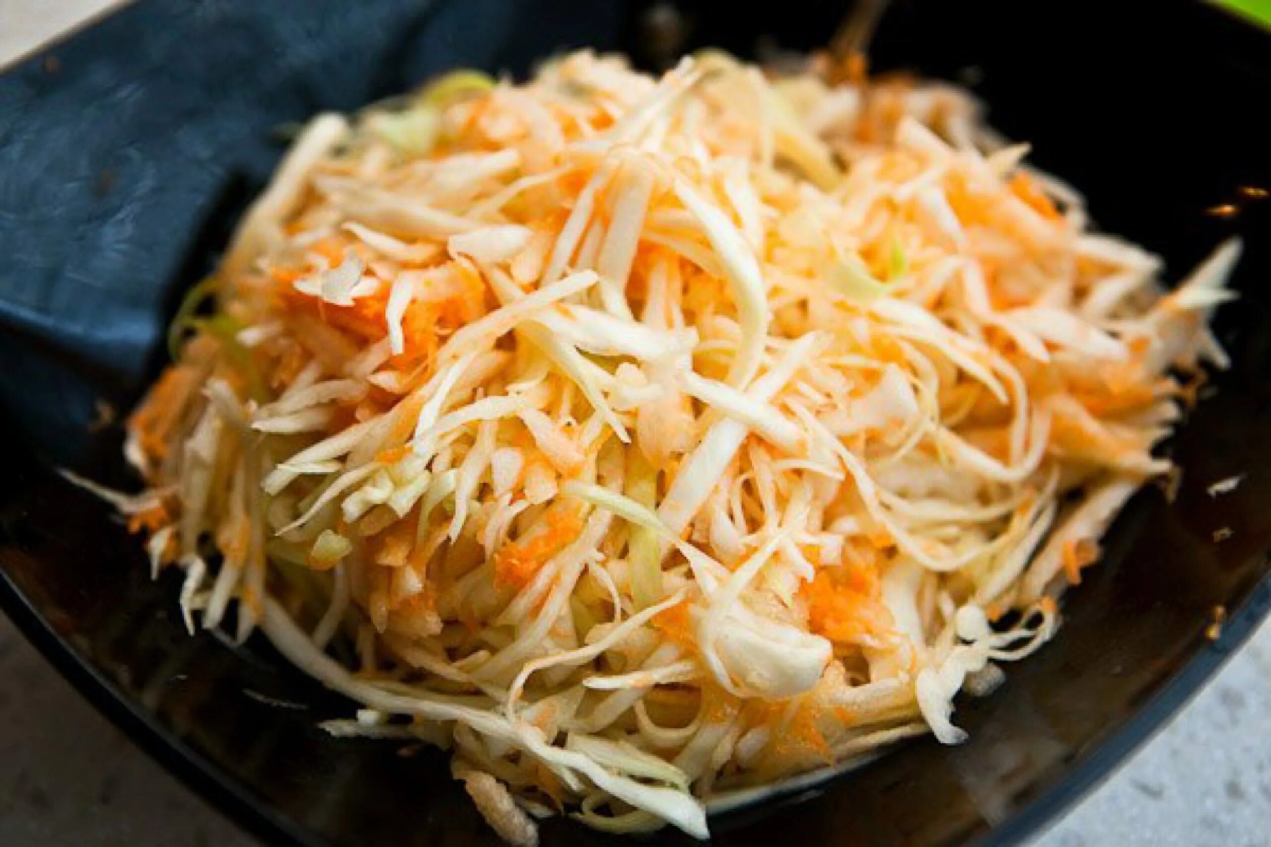 Капуста как в столовой рецепт с уксусом. Салат с капустой и морковью как в столовой. салат витаминный как в столовой. школьный салат с капустой. салат с капустой и морковью и ананасами.