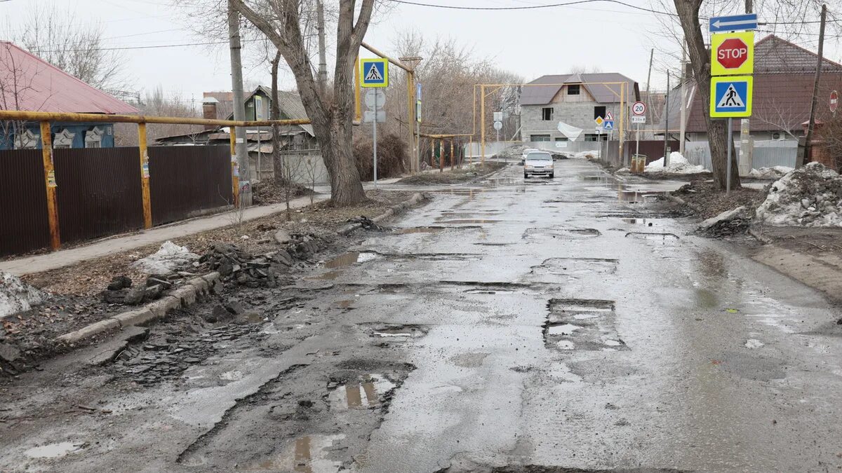 Самара трещина. Ямы на дорогах. Самара дороги. Плохие дороги Самары. Ямы Самара.