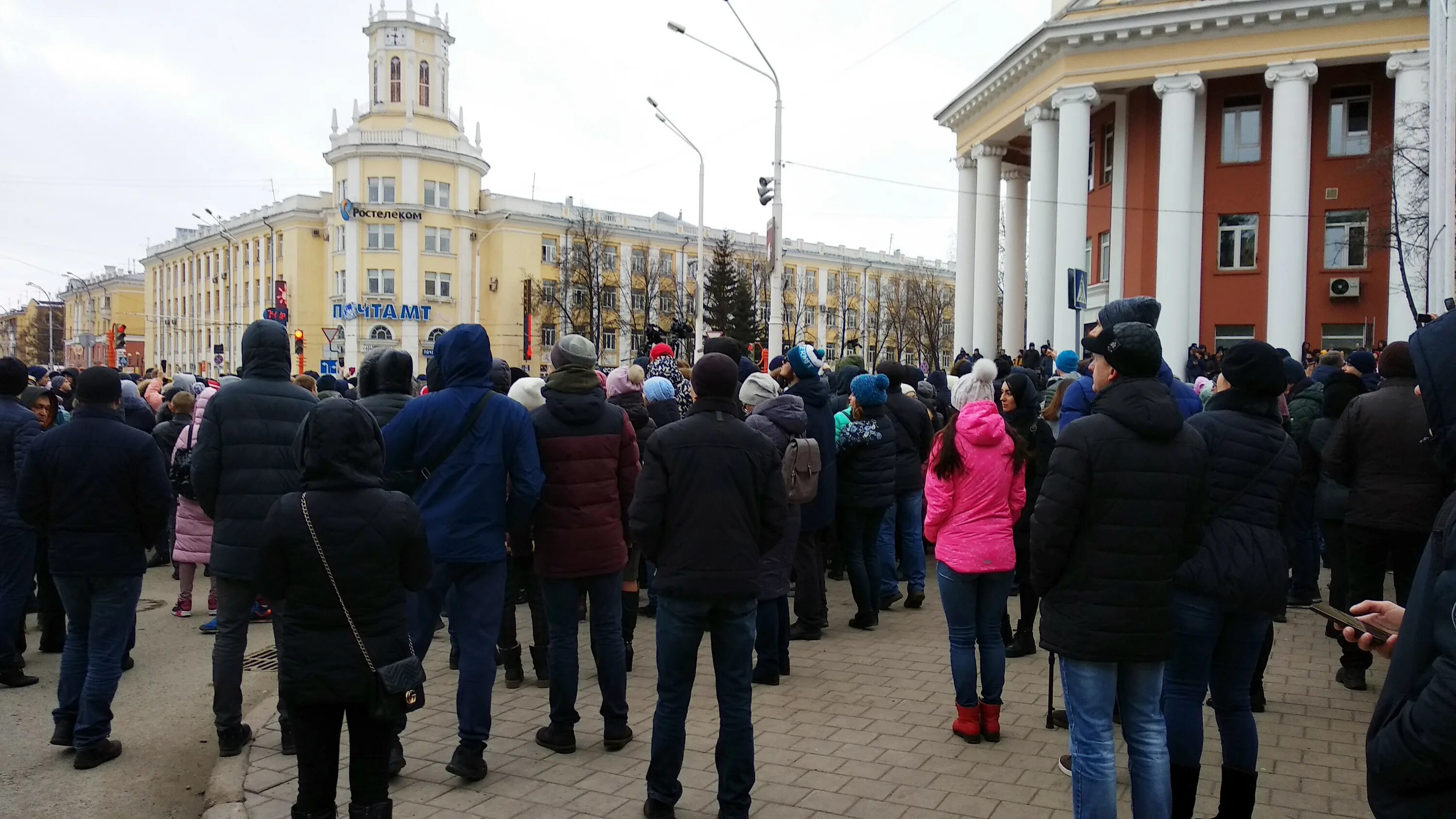 Протесты в Кемерово. Митинг в Кемерово сегодня. Стихийный митинг в Кемерово. Кемерово митинг