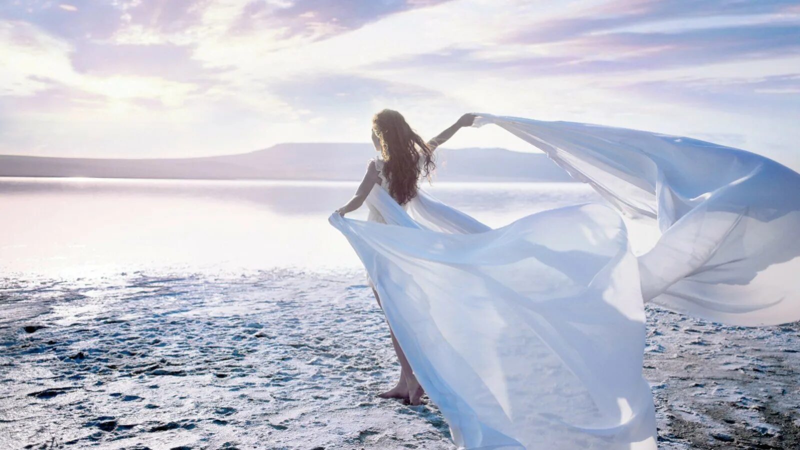 шарф развивается на ветру. развивающийся шарф на ветру. девушка на ветру. развивающийся на ветру как пишется. шарф развивается на ветру.