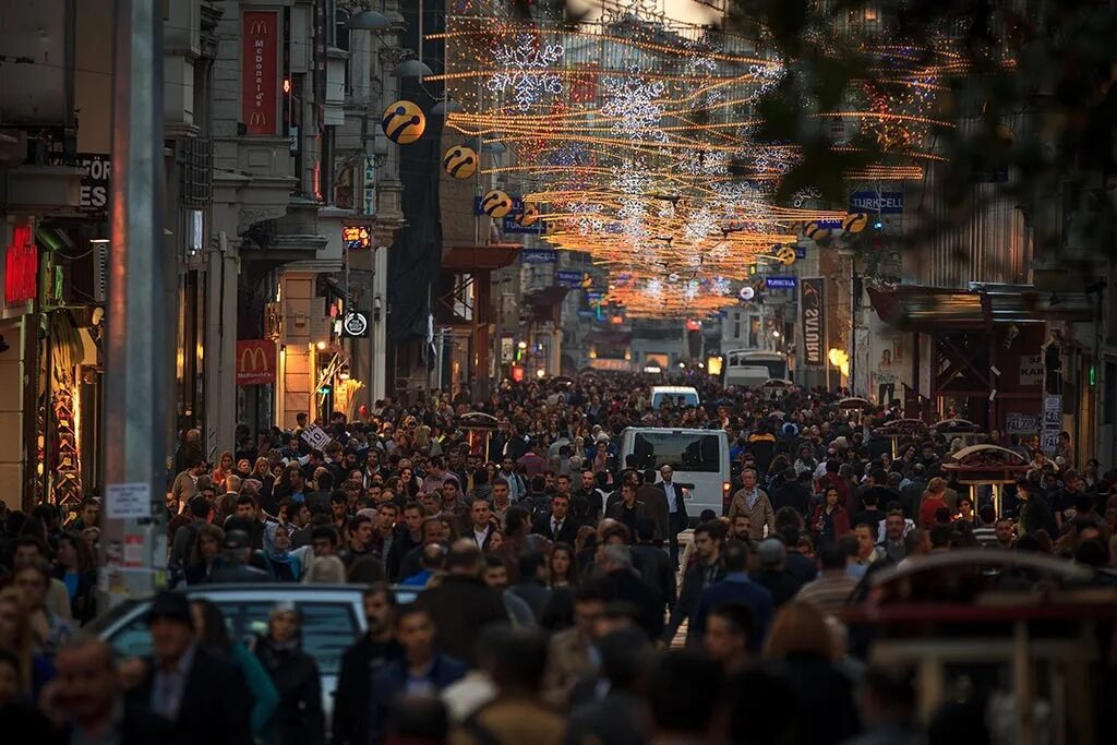 Истикляль. Улица Истикляль в Стамбуле. Главная улица Стамбула Истикляль. Пешеходная улица Стамбула Истикляль. Стамбул улица Истикляль галерея.