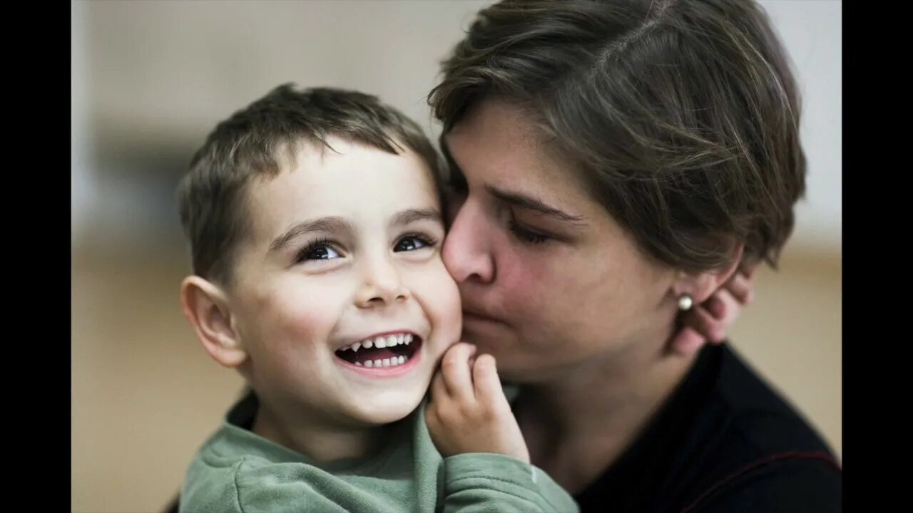 Т мать в ж. Фотосессия мама и взрослый сын. Фото мамы с сыном красивые. Аутичный ребенок с мамой. Фото со взрослым сыном.