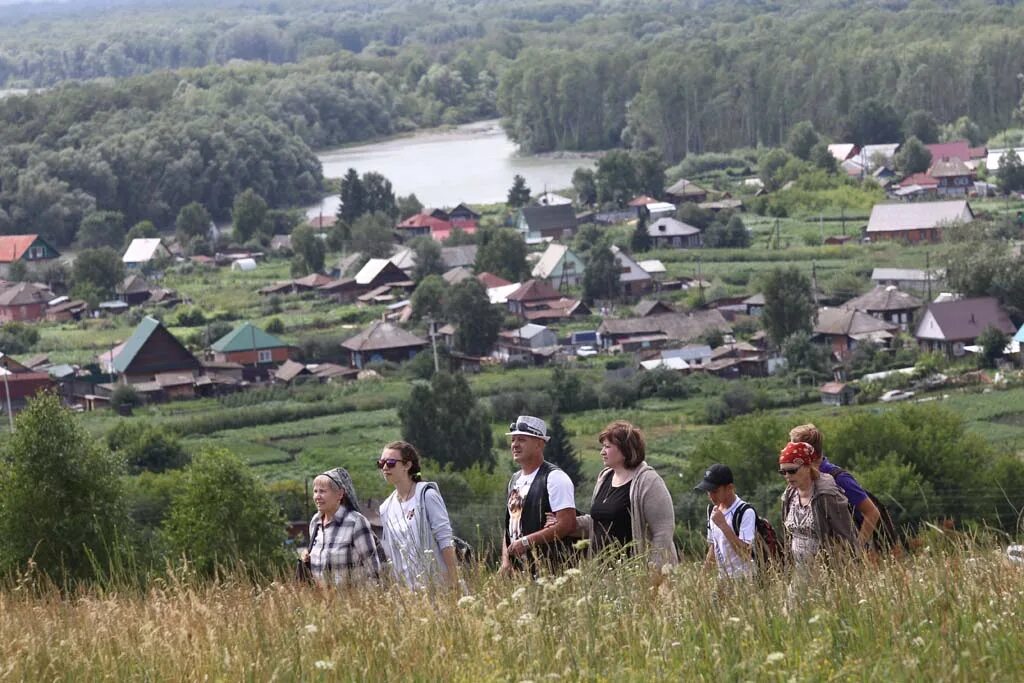 Сростки уровень воды сегодня. Сростки Алтайский край. Село Сростки. Шукшинские дни на Алтае гора пикет. Вид с горы пикет Сростки.