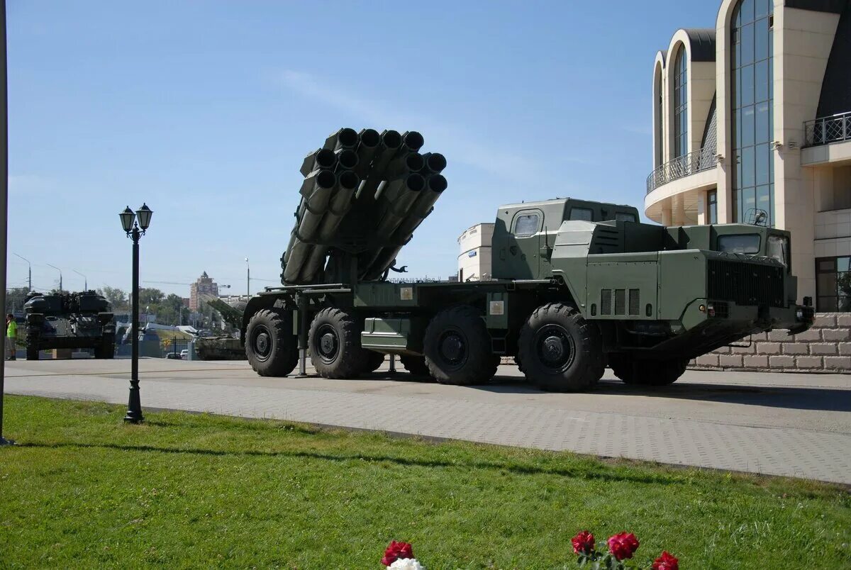 Холодильник. Техника тула. Красивый магазин техники. Тула музей оружия военная техника. Военный музей в туле.