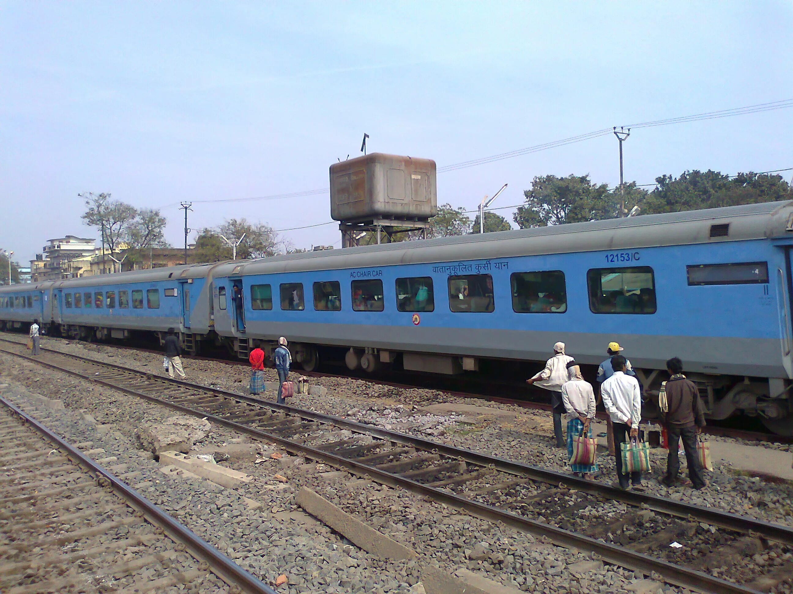 Вдав. Поезд ШАТАБДИ. Shatabdi Express. Shatabdi Express (12002). Тепловозы Индии.