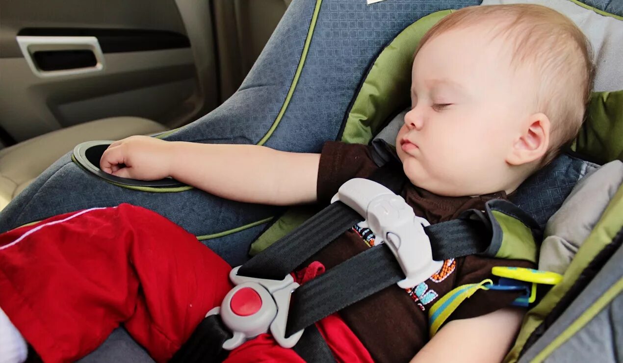 Кресло безопасности в машине. Автокресло для детей. Ребенок в автокресле. Детское кресло безопасности. Кресло безопасности для детей в автомобиле.