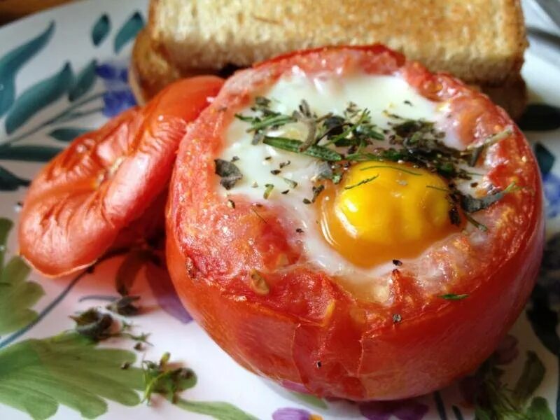 Красный перец с яйцом. Яйца с помидорами, фаршированными ветчиной и грибами. Помидоры фаршированные яйцом. Яичница с помидорами в духовке. Запеченные помидоры с яйцом.
