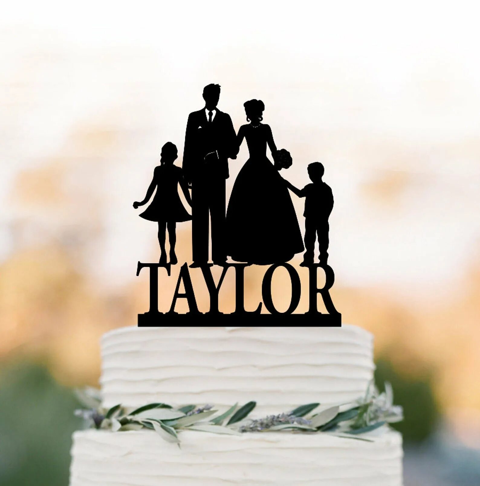 Год семьи торт. Торт семейный. Торт семья. Свадебный торт с изображением семьи. Свадебный торт с силуэтами жениха и невесты.