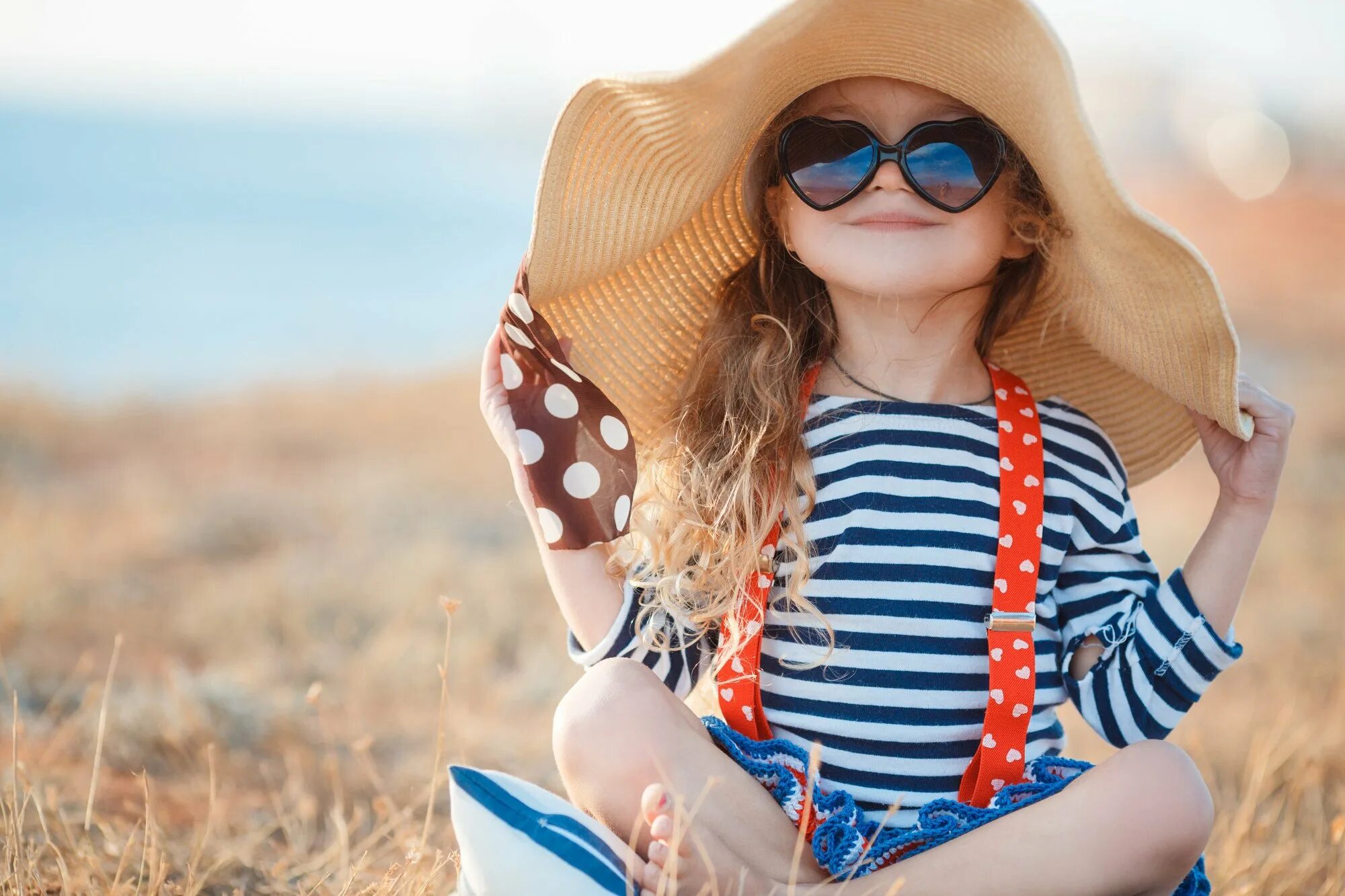 Девушка в солнечных очках. Ребенок в солнечных очках. Девочка в шляпке лето. Шляпка для девочки.