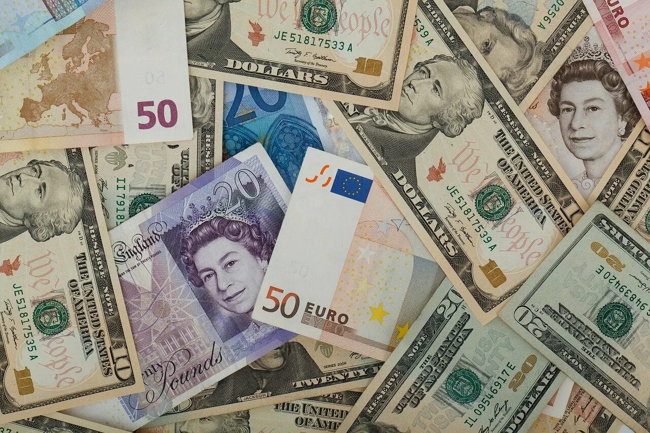 Валюта. Валюта картинки. Иностранная валюта. Доллар и евро.