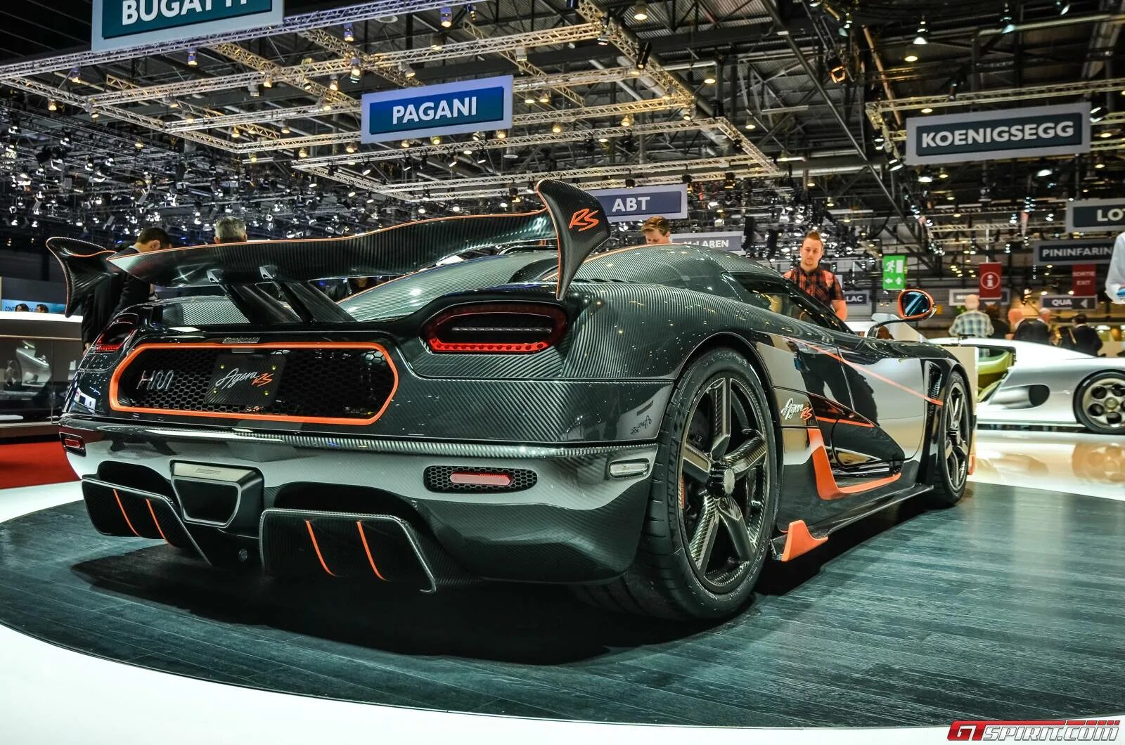 Самые сильные автомобили. Koenigsegg Agera RS 2015. Koenigsegg Agera RS 2020. Koenigsegg Agera RS 1. Koenigsegg Agera автосалон.