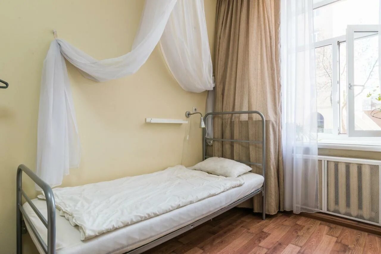 Найс хостел москва садовая-черногрязская. Хостел внешний вид здания. Комната на 8 человек. Общежитие на 8 человек. Хостел найс красные ворота.