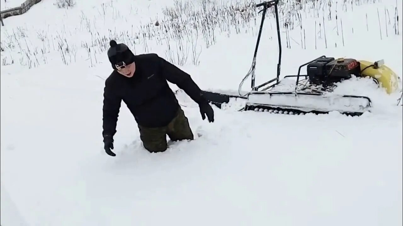 Снегоход по глубокому снегу. Ходить по глубокому снегу. Движение по глубокому снегу. На горнике в Глубоком снегу. Видео передвижение