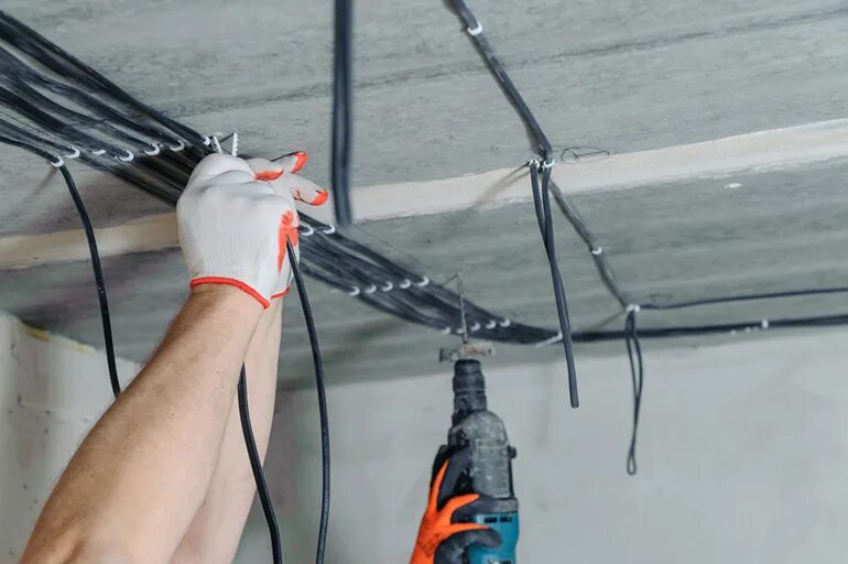 Чем крепить гофру. Крепеж кабеля ПВС 2/1.5мм к стене. Крепление электропроводки к потолку. Прокладка проводов. Крепление провода к потолку.