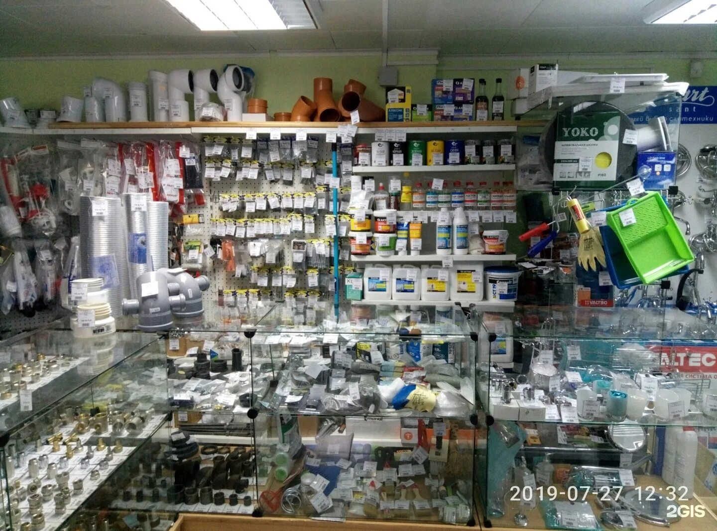 Сантехник. Профессионалы сантехники. Магазин дом сантехники. Сантехизделия рябинина 31. Выкладка товара в магазине сантехники.