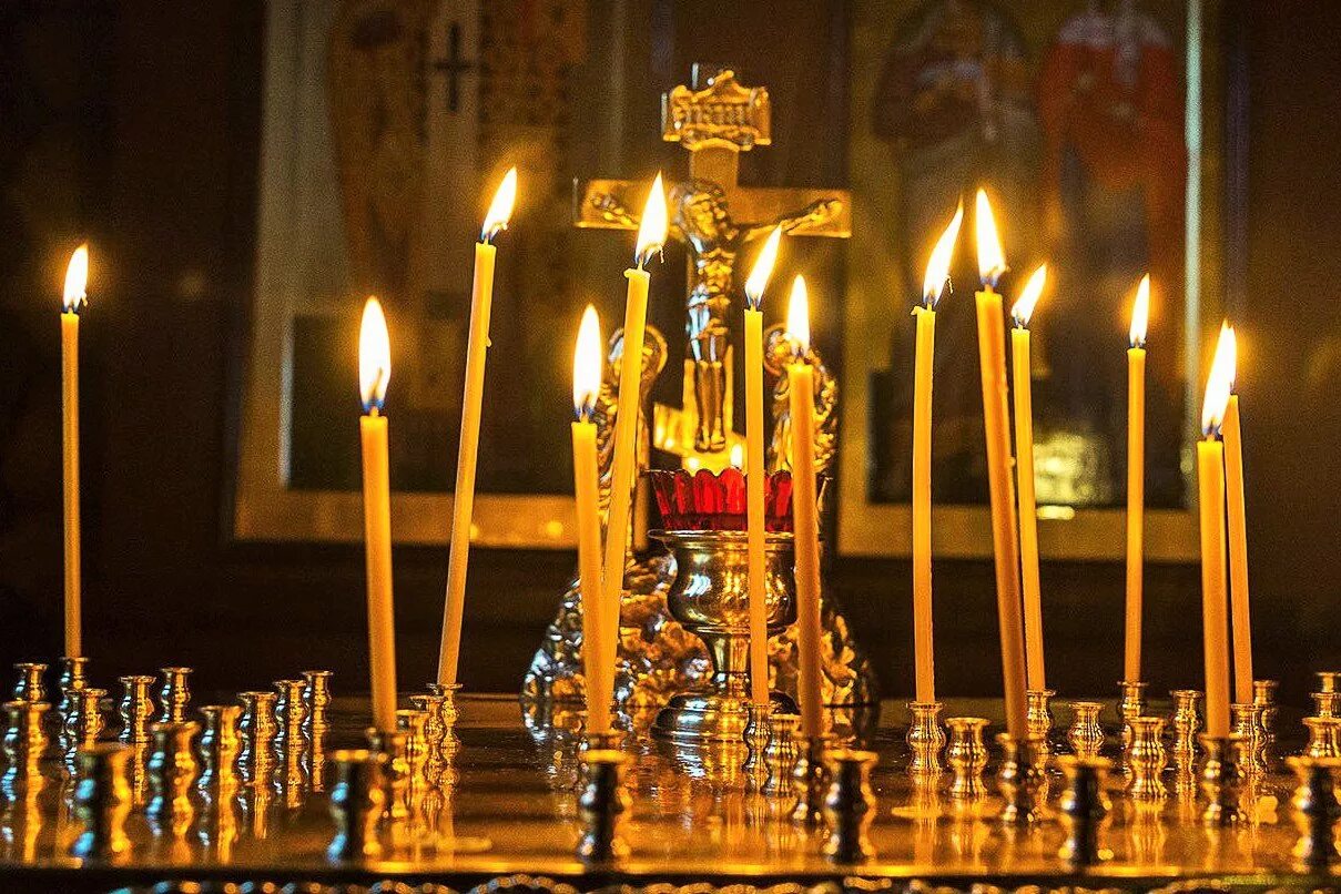 Родительский день в церкви. Радоница поминовение усопших. Свечи в храме. Поминальная свеча в церкви. Горящие свечи в храме.