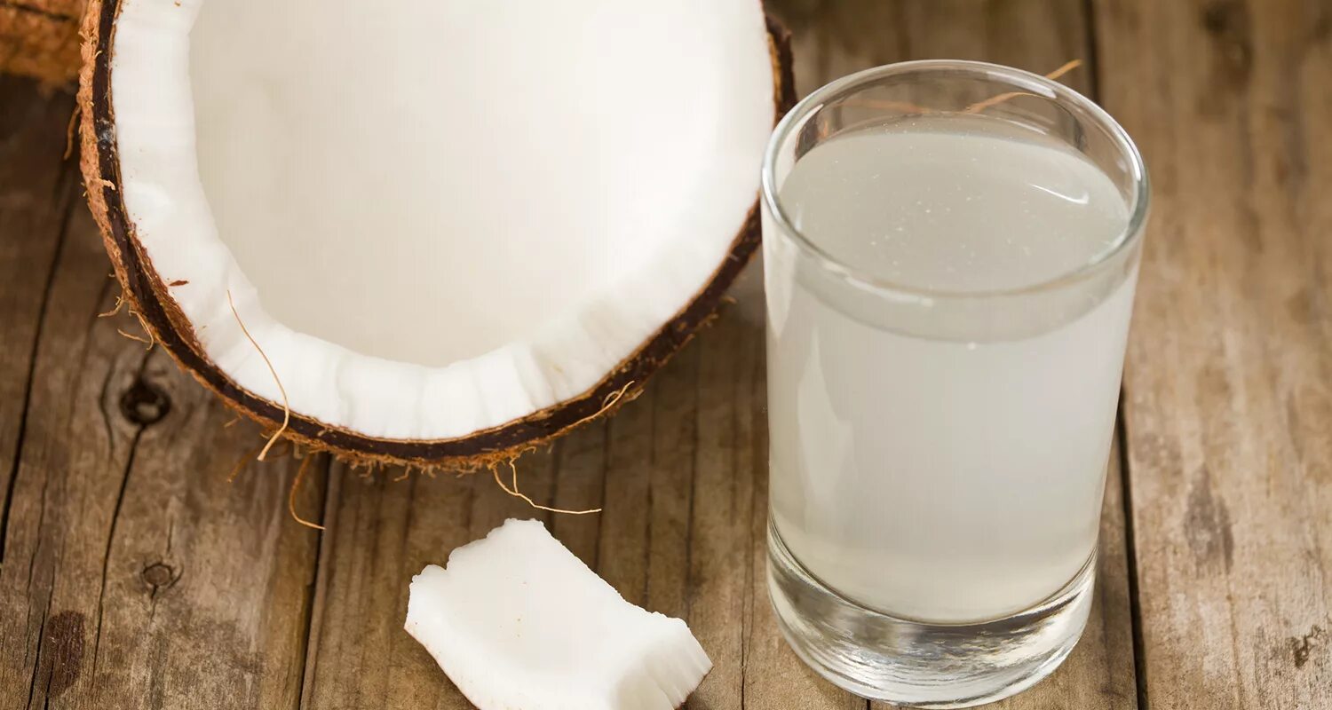 Кокосовое молоко coconut. Кокосовое молоко в кокосе. Кокос в воде. Кокосовая пудра. Кокосовое молоко и сок.