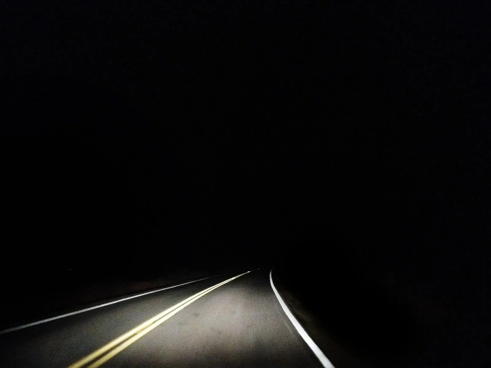 Темные дороги 2017. Темная дорога. Темный фон дороги. Дорога в темных тонах. Ночная дорога фон.