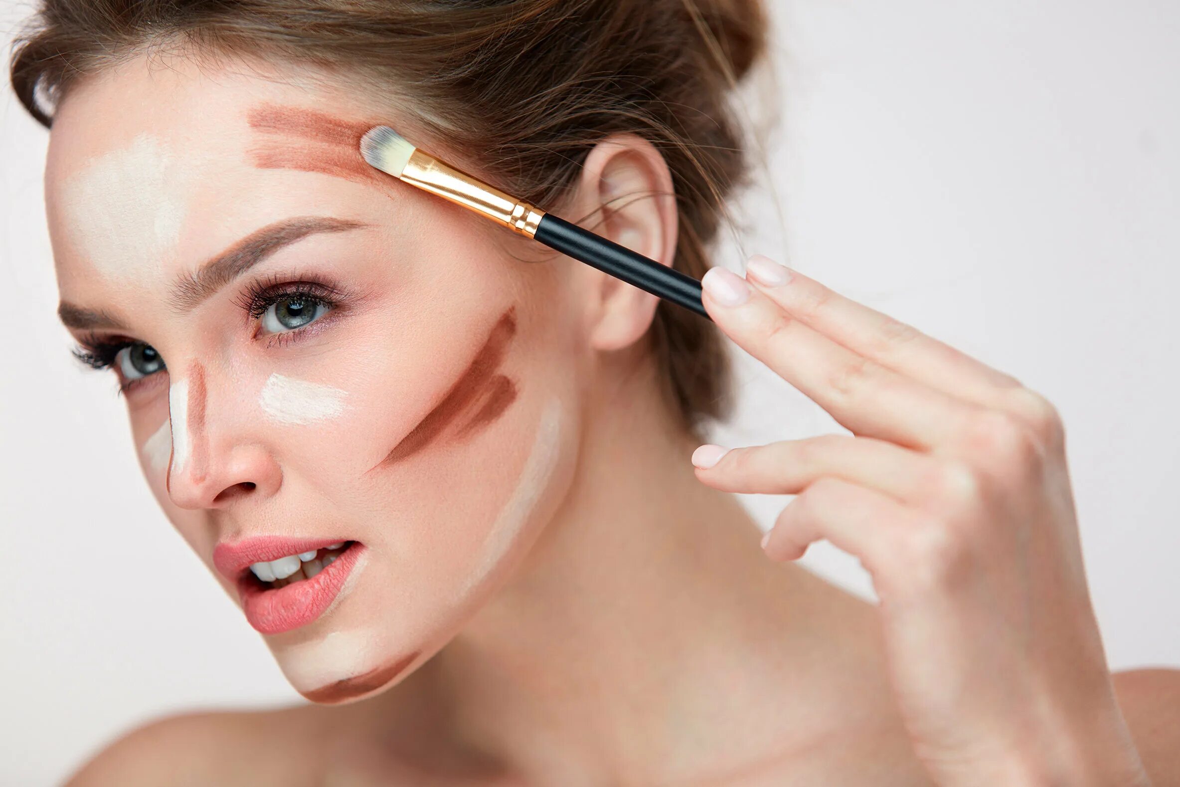 Как замаскировать мешки под глазами. Макияж для маскировки темных кругов под глазами. Макияж с темными кругами под глазами. Нанесение консилера под глазами. Правильный макияж.