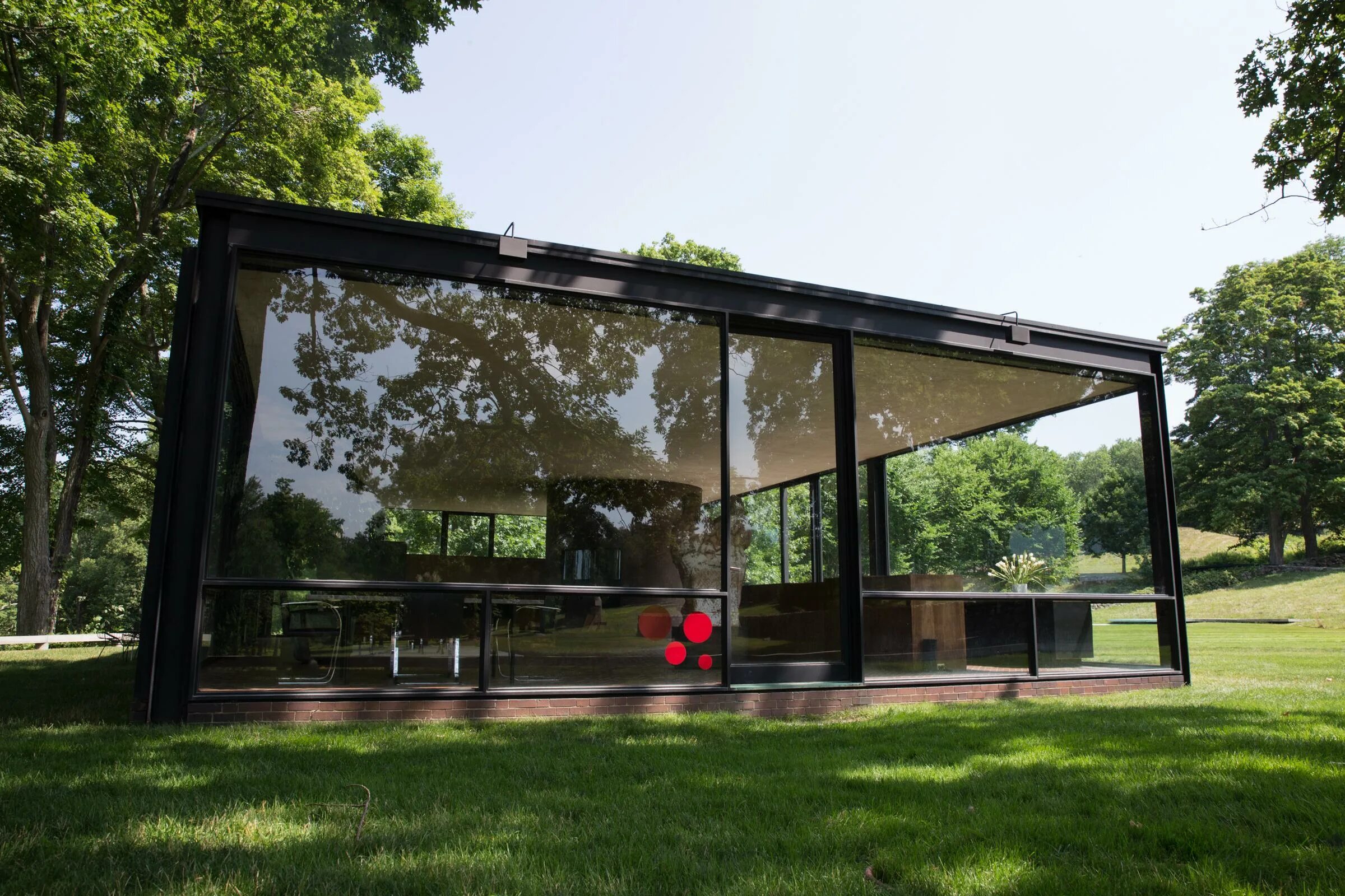 стеклянный дом филипа джонсона. стеклянный дом книга. филип джонсон архитектура стеклянный дом. дом из стекла. стеклянный дом сюжет.