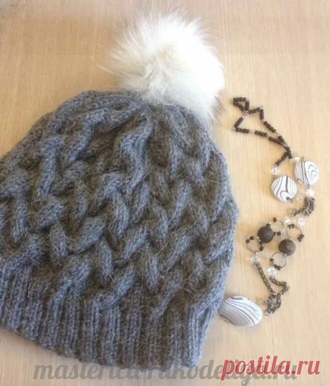 Вязаные шапки жгутами. Шапка жгут. Шапка со жгутами. Шапка с косами и отворотом. Шапка из жгутов.