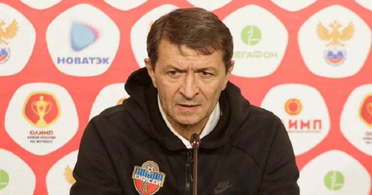 Тренер енисея по футболу. Тренер «енисея» гаранин. Тренер фк енисей. Тренер фк енисей красноярск. Тренер енисея по футболу.