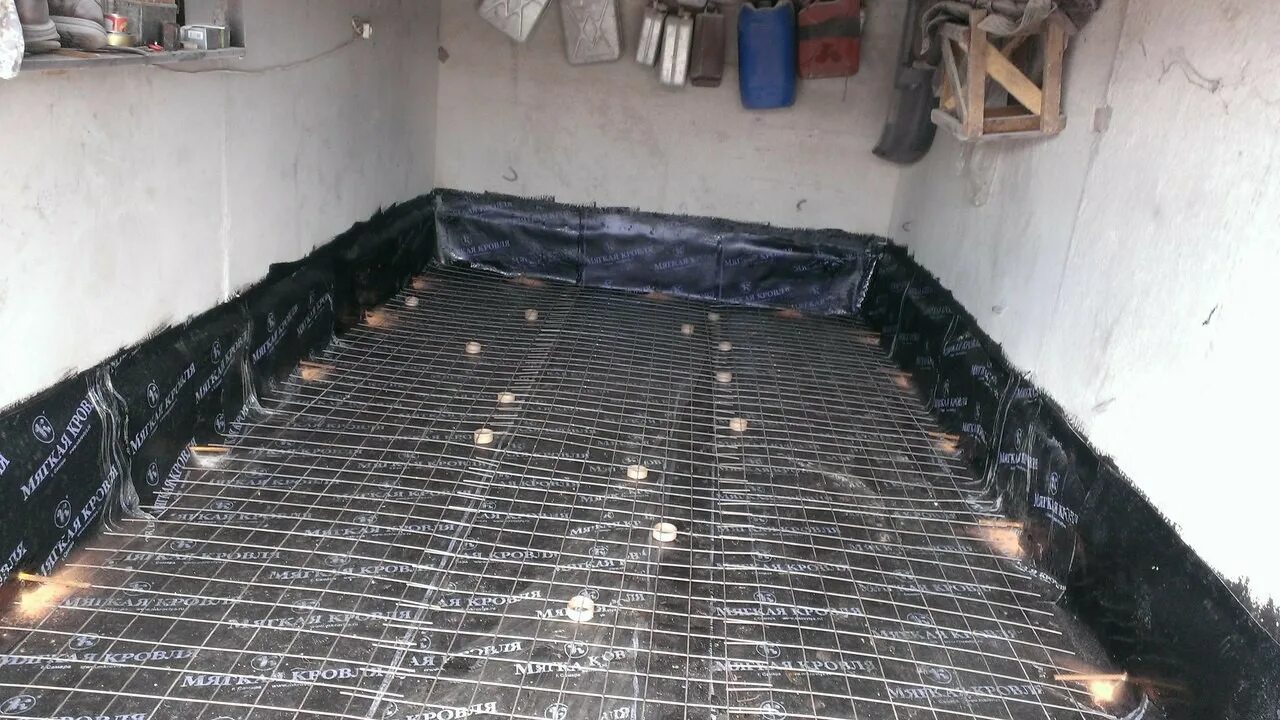 Первый этаж стяжка. Гидроизоляция бетонного чернового пола. Гидроизоляция под бетонный пол в гараже. Шуманет 100 и керамзит. Гидроизоляция бетонного пола в гараже.