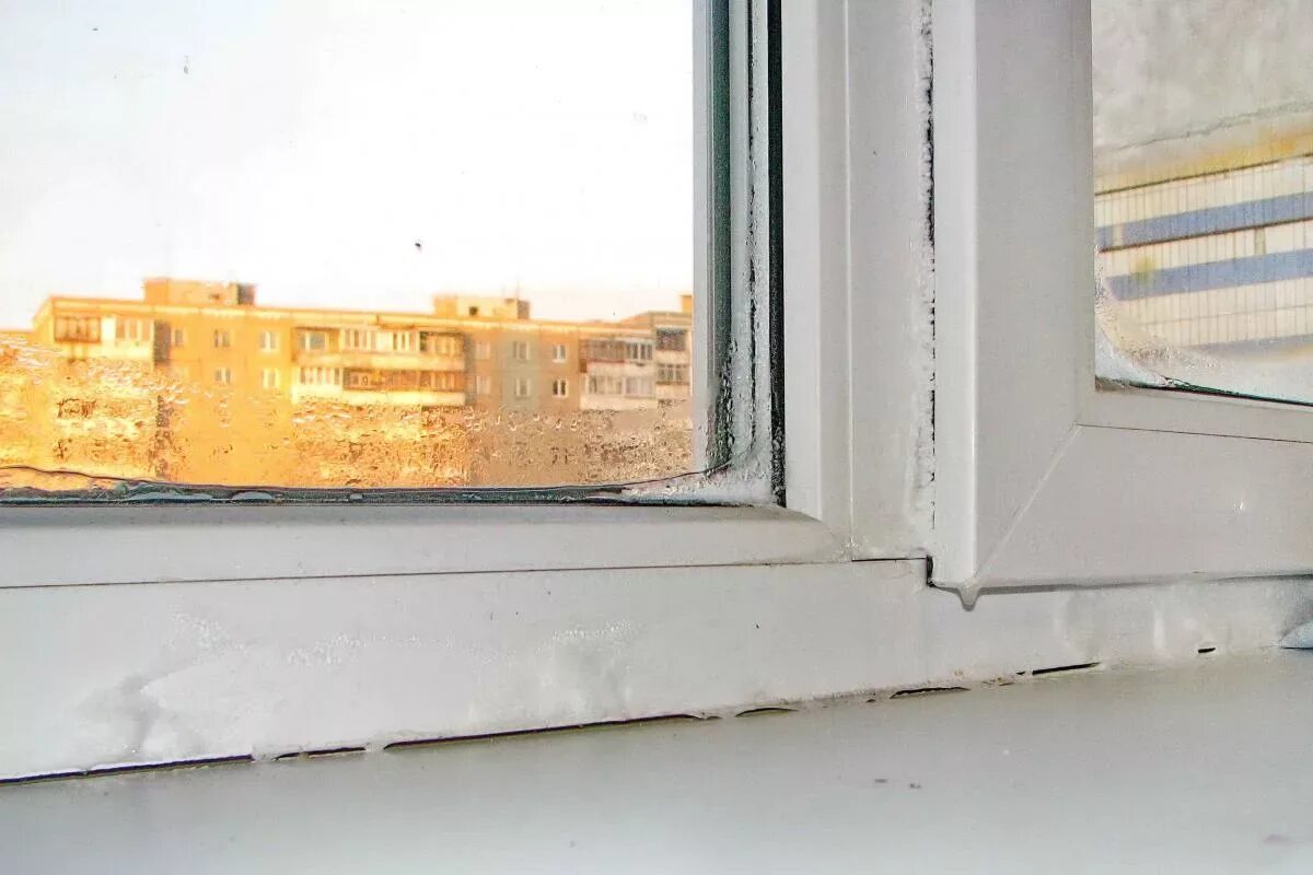 Продувают откосы пластиковых окон