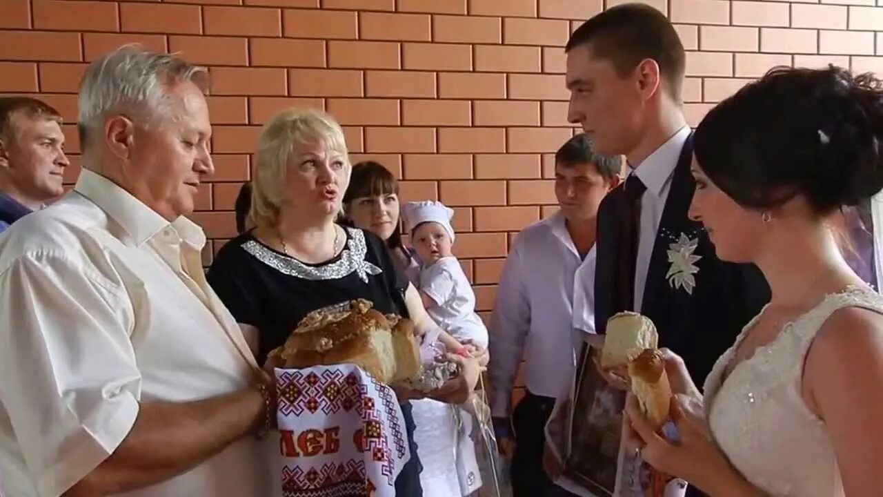 Благословение молодых мамой. Благословение молодых на свадьбе. Родители на свадьбе. Благословение молодых на свадьбе. Свадебное благословение родителей.