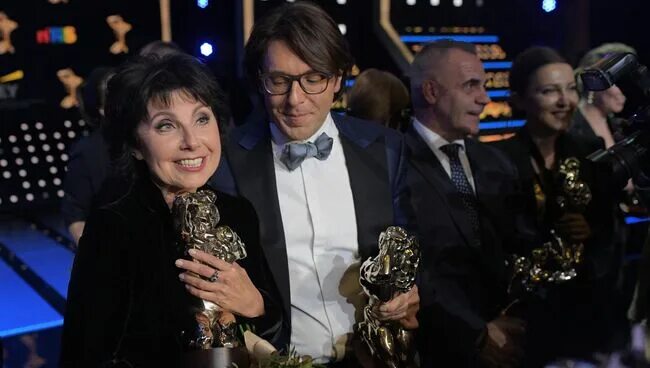 Премия тэфи 2022. Премия телеведущим. Телеведущий рен тв татарин. Дегтярь канделаки тэфи. Премия телеведущим.