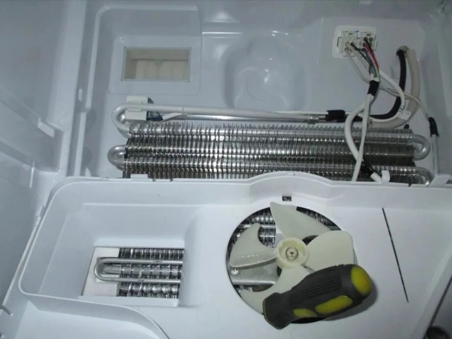 Холодильник аристон неисправности. Датчик оттайки морозильной камеры no Frost Indesit 3 провода. Вентилятор Индезит ноу Фрост. Холодильник Индезит двухкамерный ноу Фрост. Индезит ноу Фрост система.