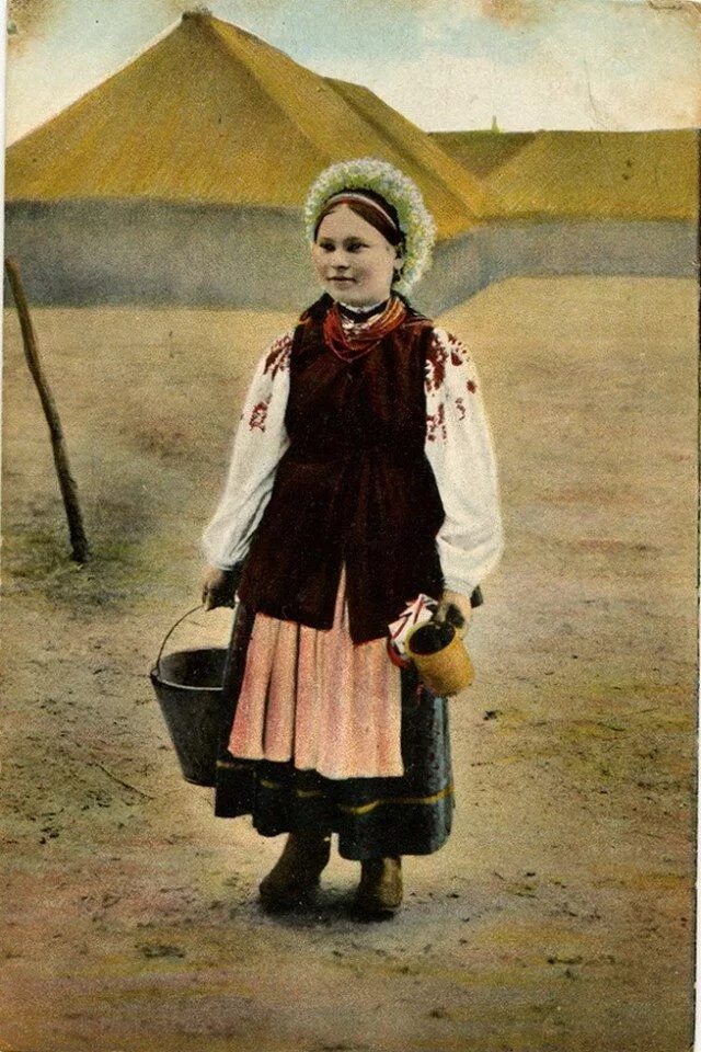 Украинская хата мазанка 17 века. Дом ольги сумской под киевом фото. Малороссы и великороссы 19 век. Украинское село 2022. Old ukrainian.