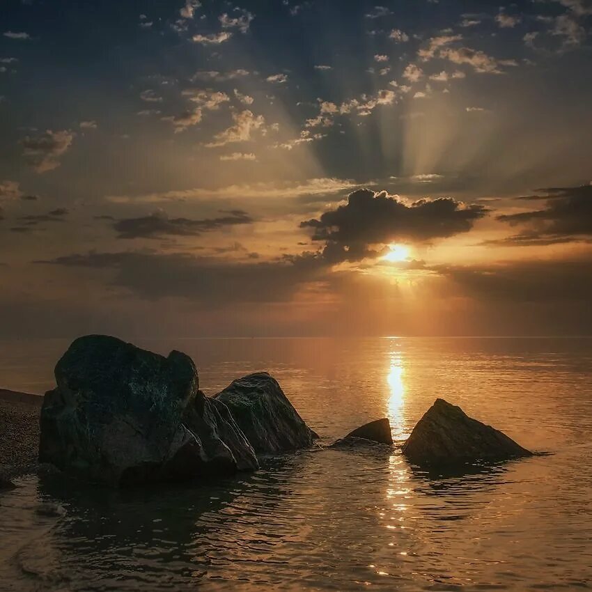 Песня смелей вперед. Добрый вечер море. Глаза на фоне моря. Закат глаз. Женские глаза на фоне моря.