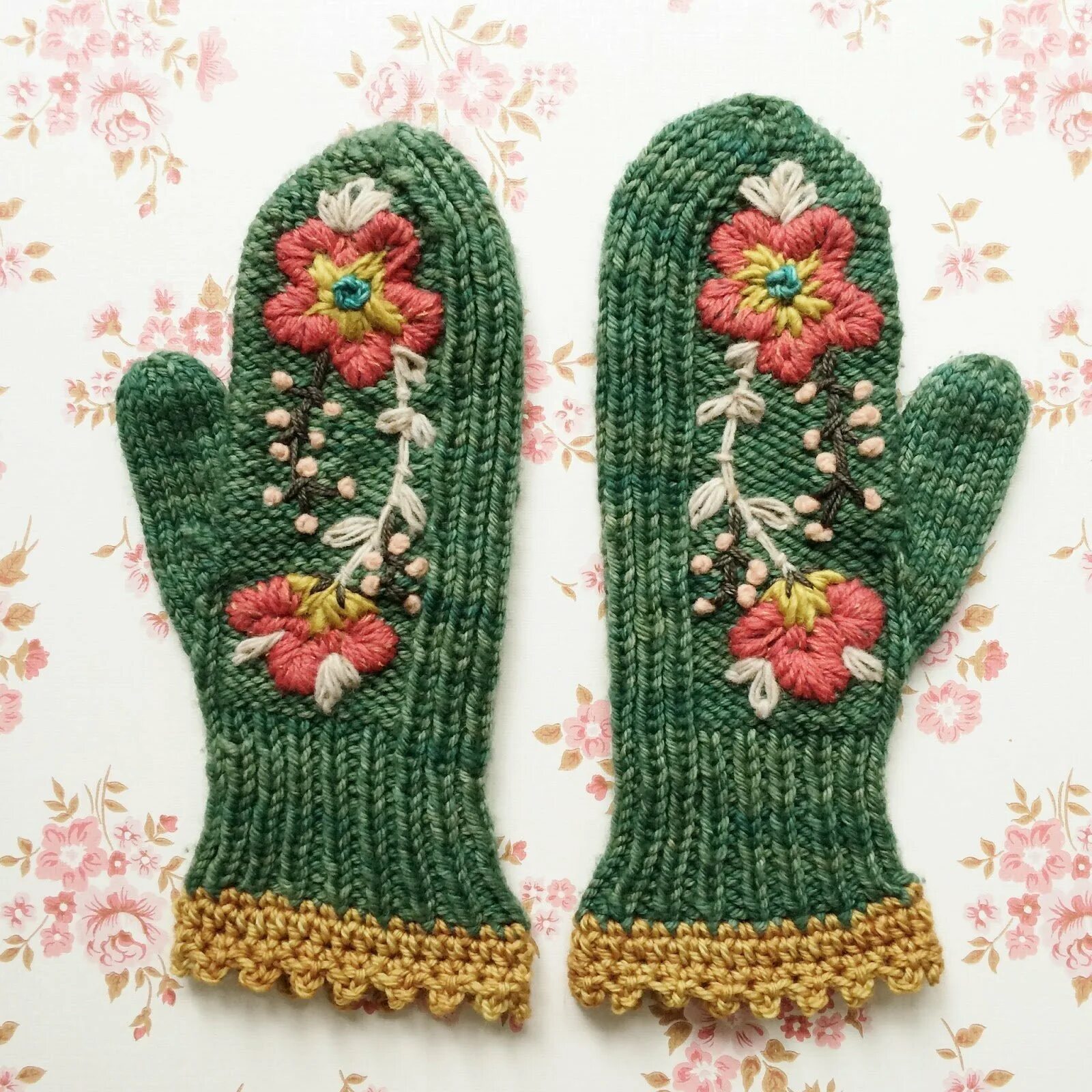 Вязаные рукавички крючком. Варежки крючком. красивые варежки крючком. рукавицы вязаные крючком.