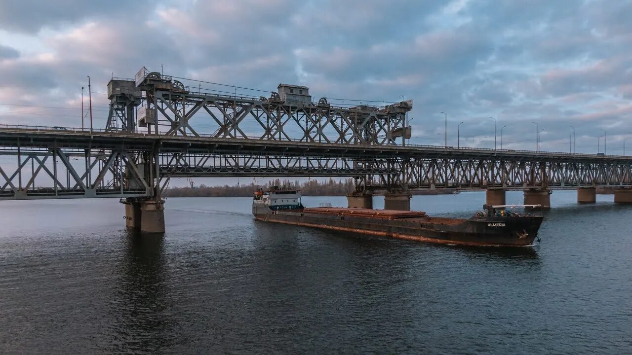 Подрыв моста через амур. Мерефо-херсонский мост днепропетровск. амурский мост днепропетровск. жд мост в днепре. ж/д мост в днепропетровске.
