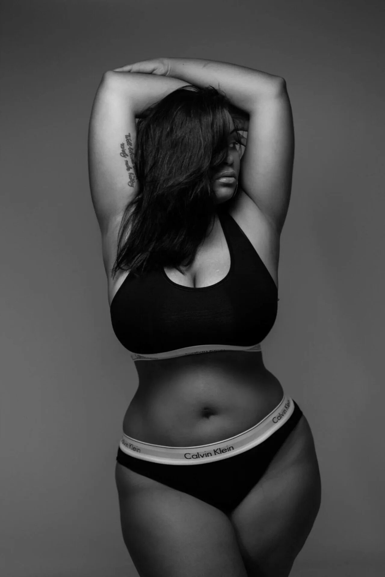 Женское тело груди. Calvin Klein модель плюс сайз. Кельвин Кляйн модель плюс айс. Кельвин Кляйн толстая модель.