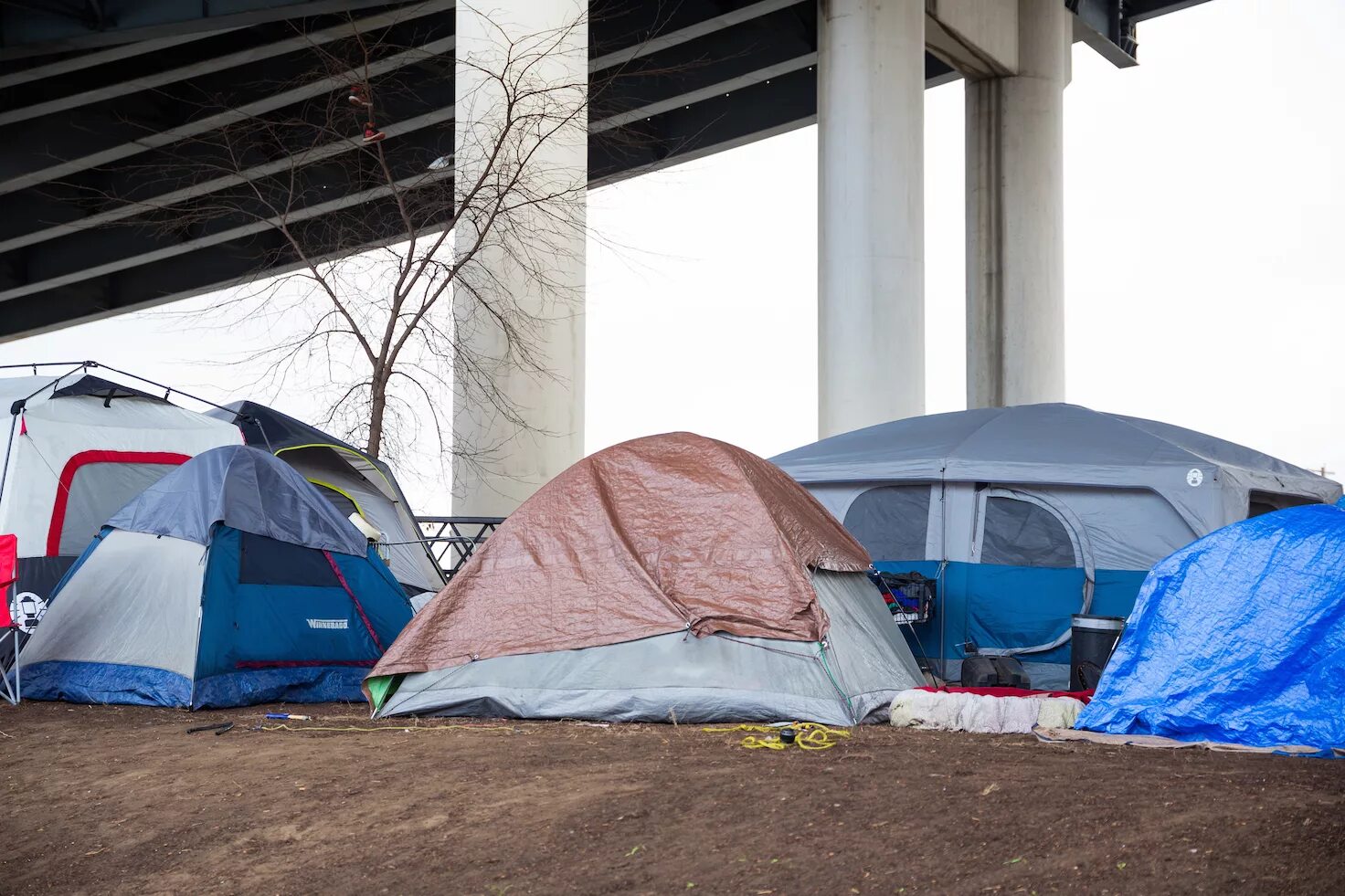 Портланд палатки бездомных. Палатки бездомных в США. Палаточный домик бомжей в Америке.