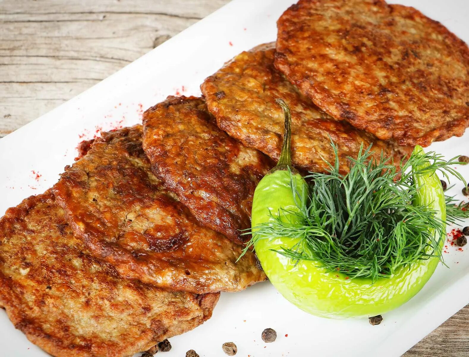 Котлеты из печени говяжьей домашний. Печёночные оладьи из куриной печени. печеночники из куриной печени. печеночники из говяжьей печени. печеночные котлеты.