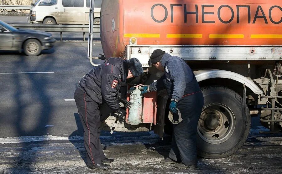 Нарушение правил перевозки опасных. Рейд опасный груз. Профилактическое мероприятие опасный груз. Опасный груз ДПС. Опасный груз мероприятие зима.