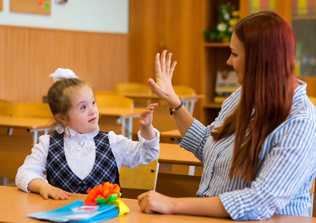 Школа 1 для детей с овз. Дети с умственной отсталостью в школе. школа для умственно-отсталых детей. дети с синдромом дауна в школе. школа для отсталых детей.