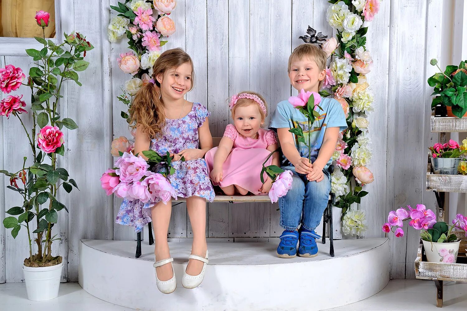 Цветы в фотостудии. Весенняя фотосессия в студии. Весенняя фотосессия в студии. Фотозона весна. Фотопроекты для детей.