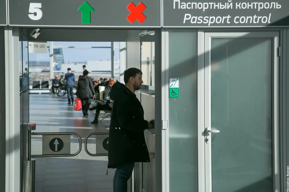 зона таможенного контроля в аэропорту. пограничники в аэропорту. паспортный контроль в аэропорту домодедово. пограничный контроль шереметьево. пограничный контроль в аэропорту шереметьево.