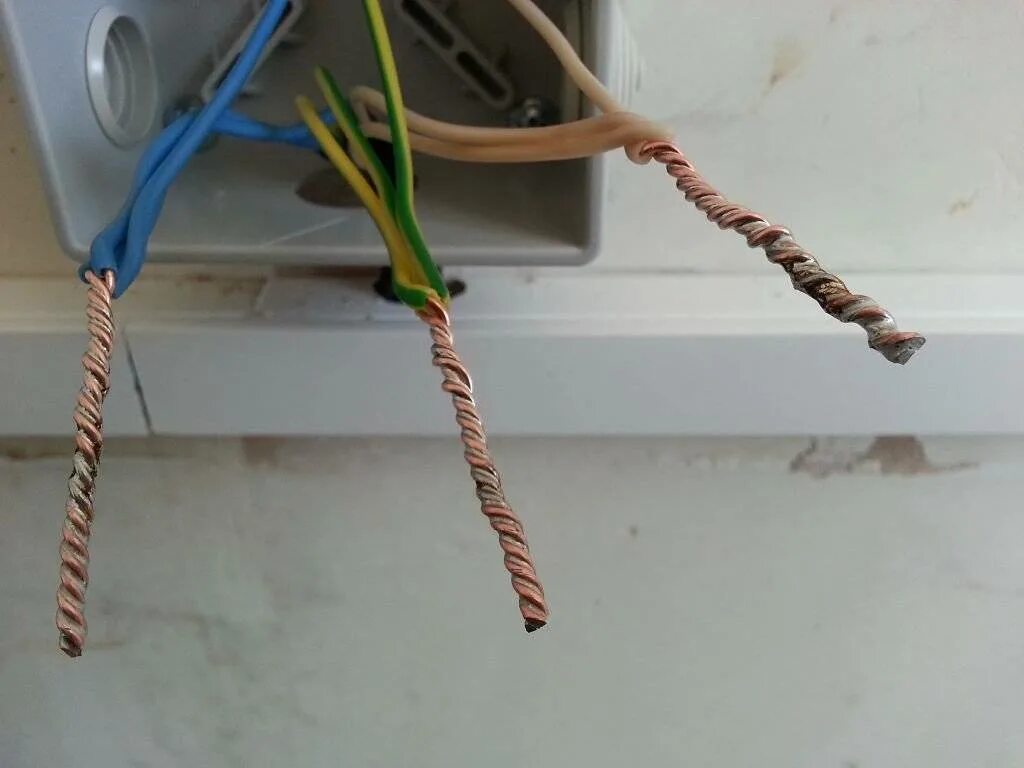 Наращивание проводов. Провод 3 жильный медный для розеток. Соединение проводов. Скрутка проводов. Кабельная розетки на проводе.